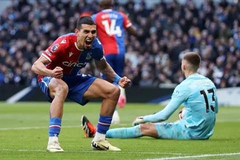 فانتازي يلا كورة.. مدافع كريستال بالاس رهان مضمون في الدوري الإنجليزي